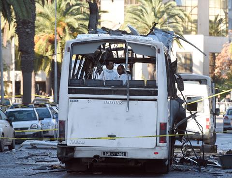 حافلة الأمن الرئاسي في تونس بعد الانفجار